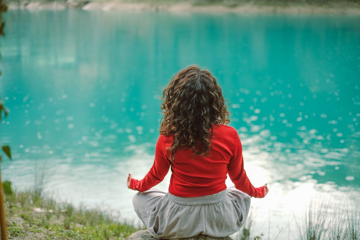 La méditation pourrait-elle booster votre vie sociale et créativité ?