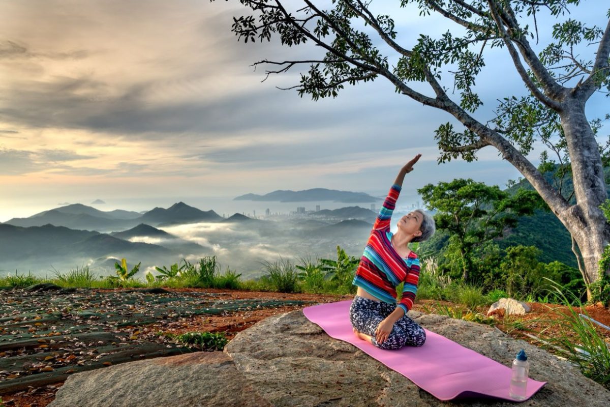 Tapis de yoga en plein air : naturel ou synthétique ?