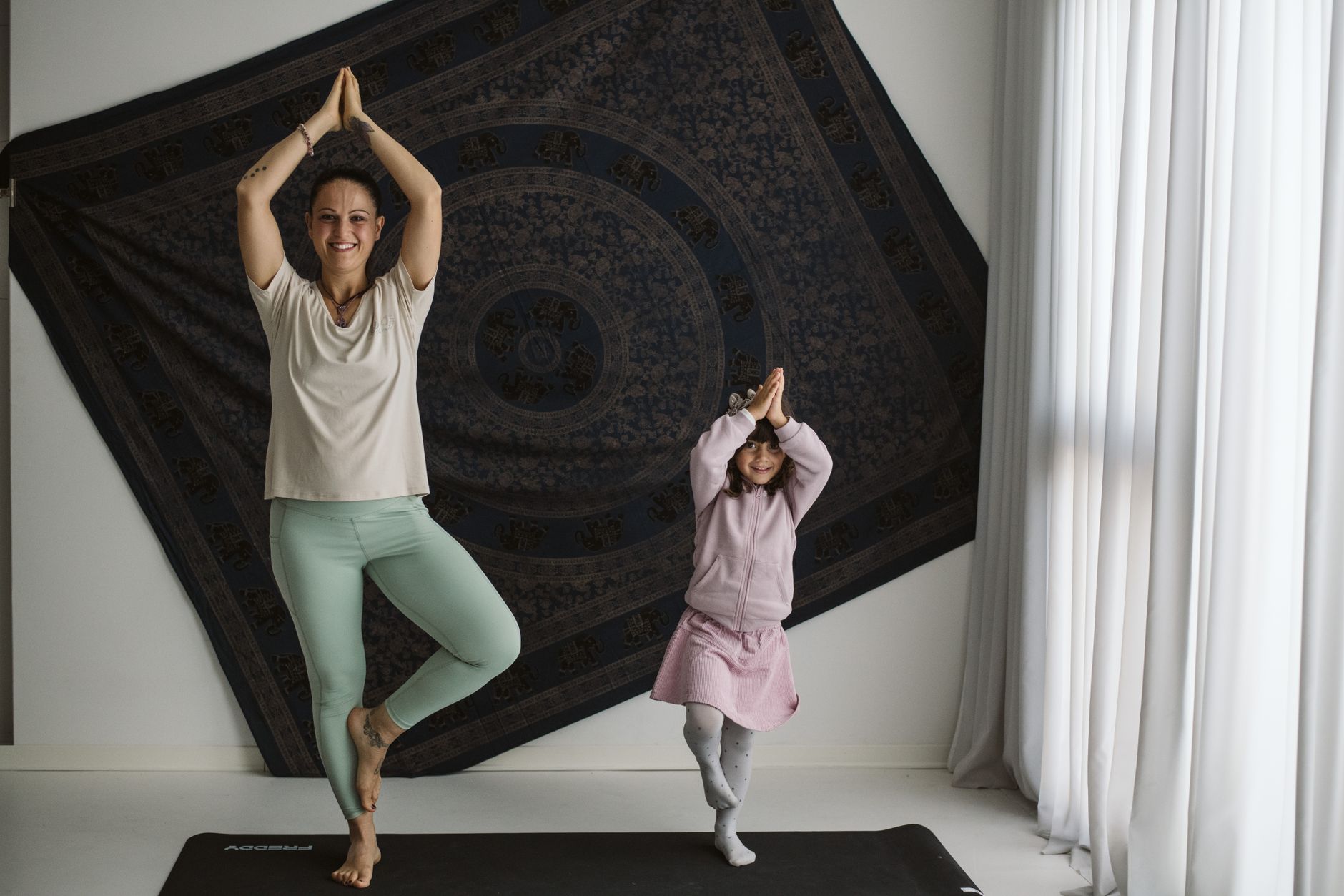Lululemon ou Decathlon : quel vêtement de yoga choisir